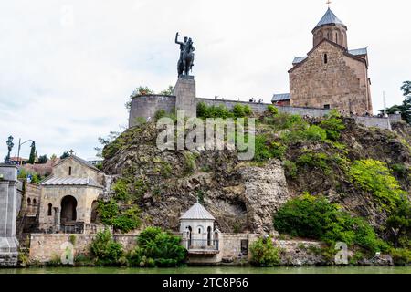 Tiflis, Georgien - 26. September 2023: Reiterstatue von König Vakhtang Gorgasali und Jungfrau Maria Himmelfahrt Kirche von Metekhi in Tiflis Stadt Stockfoto