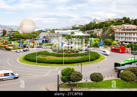 Tiflis, Georgien - 26. September 2023: Blick auf den Europaplatz in Tiflis Stadt an bewölktem Herbsttag Stockfoto