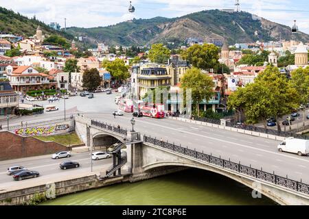Tiflis, Georgien - 26. September 2023: Blick auf den Vakhtang Gorgasali Platz und die Metekhi Brücke in der Altstadt von Tiflis Stadt vom Metekhi Aussichtspunkt in TBIL Stockfoto