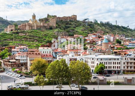 Tiflis, Georgien - 26. September 2023: Blick auf Zviad Gamsakhurdia, genannt Uferpromenade des Kura Flusses und Narikala Festung vom Metekhi Aussichtspunkt in Tbili Stockfoto