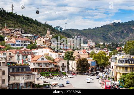 Tiflis, Georgien - 26. September 2023: Blick auf den Platz Vakhtang Gorgasali in der Altstadt von Tiflis vom Aussichtspunkt Metekhi in Tiflis im Herbst Stockfoto
