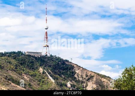 Tiflis, Georgien - 26. September 2023: Blick auf den Georgia Tbilisi TV Broadcasting Tower auf dem Berg Mtatsminda am sonnigen Herbsttag. Tower befindet sich in TBIL Stockfoto