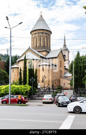 Tiflis, Georgien - 26. September 2023: Blick auf die Dormitio-Kathedrale von Sioni, georgisch-orthodoxe Kathedrale vom Ufer in Tiflis Stadt im Herbst Stockfoto