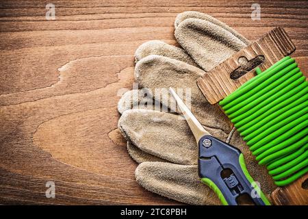 Gartendrahtschere Schutzhandschuhe auf Holzbrett-Gartenkonzept Stockfoto