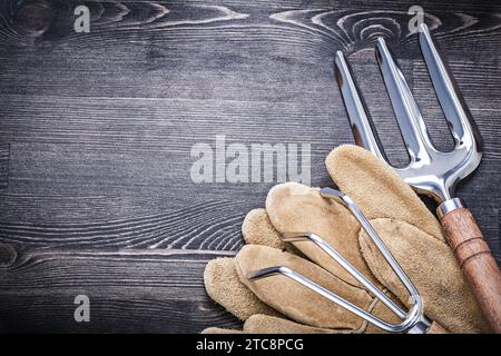 Gartenkelle Gabeln Rechen Leder Arbeitshandschuhe Landwirtschaft Konzept Stockfoto