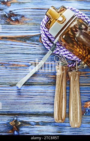 Wasserschüttler-Seilsatz auf blauem Vintage-Holzbrett Stockfoto