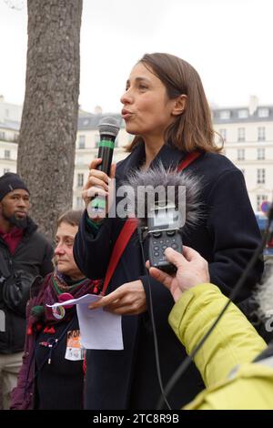 Rassemblement contre la loi Darmanin devant l'assemblée nationale , des élus de la NUPES ainsi que des syndicalistes CGT et Solidaires étaient présents Stockfoto