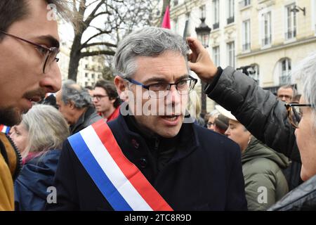 Rassemblement contre la loi Darmanin devant l'assemblée nationale , des élus de la NUPES ainsi que des syndicalistes CGT et Solidaires étaient présents Stockfoto