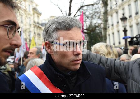 Rassemblement contre la loi Darmanin devant l'assemblée nationale , des élus de la NUPES ainsi que des syndicalistes CGT et Solidaires étaient présents Stockfoto