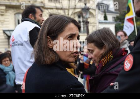 Rassemblement contre la loi Darmanin devant l'assemblée nationale , des élus de la NUPES ainsi que des syndicalistes CGT et Solidaires étaient présents Stockfoto