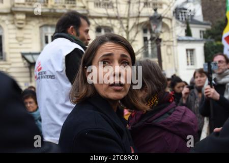 Rassemblement contre la loi Darmanin devant l'assemblée nationale , des élus de la NUPES ainsi que des syndicalistes CGT et Solidaires étaient présents Stockfoto