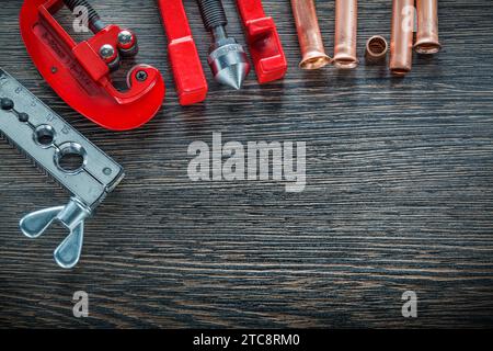 Bördelschelle Rohrschneider Bremsplatte Bördelrohre auf Holzbrett Stockfoto