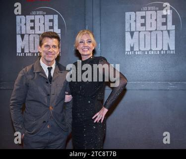 Tokio, Japan. Dezember 2023. Regisseur Zack Snyder und seine Frau Produzentin Deborah Snyder nehmen am Montag, den 11. Dezember 2023 in Tokio an der japanischen Premiere des Netflix-Films „Rebel Moon - Part One: A Child of Fire“ Teil. Foto: Keizo Mori/UPI Credit: UPI/Alamy Live News Stockfoto