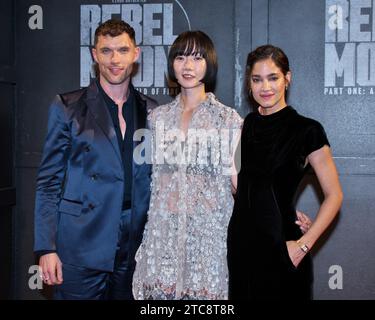 Tokio, Japan. Dezember 2023. (L-R)die Schauspieler Ed Skrein, Bae doona und Sofia Boutella nehmen am Montag, den 11. Dezember 2023, in Tokio, Japan an der Premiere des Netflix-Films „Rebel Moon - Part One: A Child of Fire“ Teil. Foto: Keizo Mori/UPI Credit: UPI/Alamy Live News Stockfoto