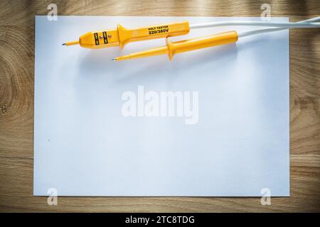 Leeres Blatt Papier Elektrotester auf Holzplatte Stockfoto