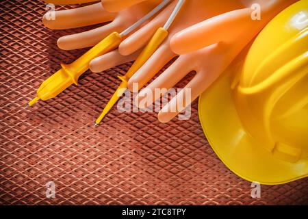 Konstruktionshelm Isolierhandschuhe Elektrotester auf Dielektrizitätsmatte Stockfoto