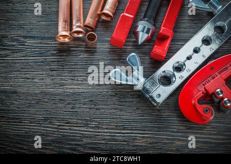 Bördelklemme Rohrschneider Bremsklemme Messing Bördelrohre auf Holzbrett Stockfoto