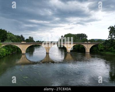 Limeuil Straßenbrücke Dordogne Frankreich Drohne, Luftfahrt Stockfoto