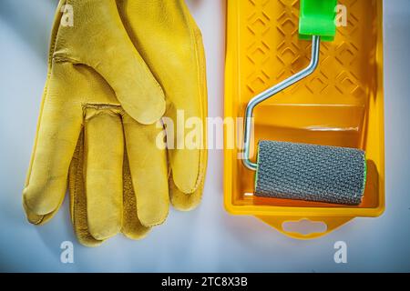 Schutzhandschuhe aus Leder Lackschale Rolle auf weißem Hintergrund Stockfoto