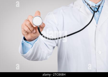 Nahaufnahme eines männlichen Arztes mit Stethoskop Stockfoto