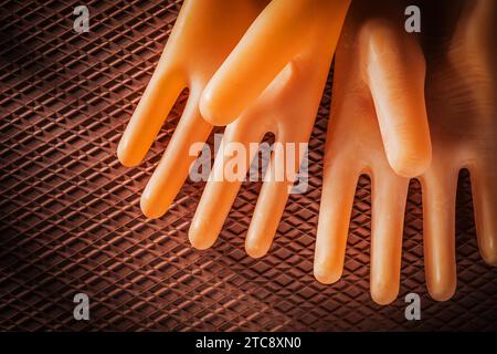 Ein Paar isolierende Handschuhe auf einer dielektrischen Gummimatte Stockfoto