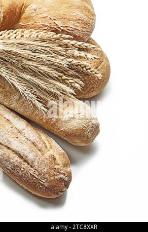 Weizenohren und Gurte an isolierten Brotlaiben Stockfoto