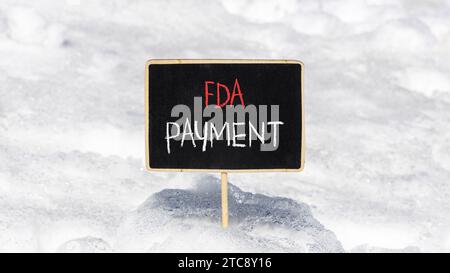 Zahlungssymbol FDA Food and Drug Administration. Concept Words FDA-Zahlung auf schöner schwarzer Kreidetafel. Schöner weißer Schnee Hintergrund. Busin Stockfoto