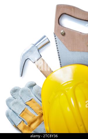 Handsäge Handschuhe Hammer Helm vor weißem Hintergrund Stockfoto