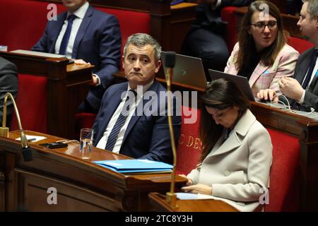 Paris, Frankreich. Dezember 2023. © PHOTOPQR/LE PARISIEN/Le Parisien/Arnaud Journois ; PARIS ; 11/12/2023 ; POLITIQUE, ASSEMBLEE NATIONALE, 11.12.2023, SEANCE PUBLIQUE/ GERALD DARMANIN Ministre de l'Intérieur et des Outre-mer französischer Innenminister Gerald Darmanin wartet auf eine Debatte über den Gesetzesentwurf zur Einwanderungskontrolle bei der Nationalversammlung Credit: MAXPPP/Alamy Live News Stockfoto