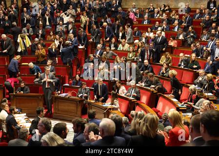 © PHOTOPQR/LE PARISIEN/Le Parisien/Arnaud Journois ; PARIS ; 11/12/2023 ; POLITIQUE, ASSEMBLEE NATIONALE, 11.12.2023, SEANCE PUBLIQUE/ Examen du Projet de loi pour contrôler l'Immigration, améliorer l'intégration/GERALD DARMANIN Ministre de l'Intérieur et des Outre-mer/response au Moment de l'annonce du vote de la Motion de rejet par les députés, les groupes NUPES et RN begrüßen den französischen Innenminister Gerald Darmanin, der auf eine Debatte über den Gesetzesentwurf zur Kontrolle der Einwanderung bei der Prüfung des Gesetzentwurfs der Nationalversammlung zur Kontrolle der Einwanderung, Verbesserung der Integration/GE wartet Stockfoto