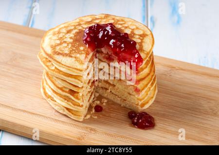 Warme Pfannkuchen mit Marmelade-Frühstück Stockfoto