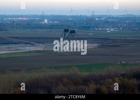 Braunkohle im Rheinischen Revier. Blick vom Aussichtsturm Lindemann auf einen Teil des Braunkohle-Tagebaus Inden, wo Braunkohle durch die RWE Power AG abgebaut wird. Der Abbaubereich erstreckt sich über eine Fläche von rund viereinhalbtausend Hektar. Die dort geförderte Braunkohle dient ausschließlich der Fütterung des Braunkohlekraftwerkes Weisweiler in unmittelbarer Nähe. Im Bild ein Absetzer bzw. Verkippungsgerät. Diese werden für die permanente Verkippung von Abraum und Schüttgut einsetzen. Düren Nordrhein-Westfalen *** Braunkohle im Rheinischen Bergbaugebiet Blick vom Lindemann Stockfoto