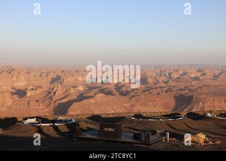 Sitzbereich am Harrat Aussichtspunkt in Saudi-Arabien Stockfoto