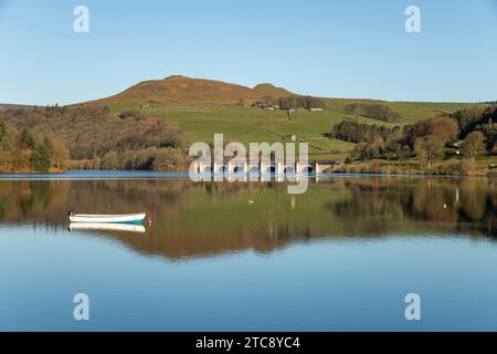 Blick von Ladybower Fisheries an einem sonnigen Frühlingsmorgen im Peak District Nationalpark, Derbyshire, England. Stockfoto