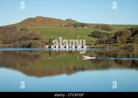 Blick von Ladybower Fisheries an einem sonnigen Frühlingsmorgen im Peak District Nationalpark, Derbyshire, England. Stockfoto