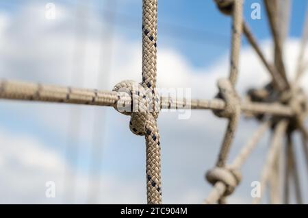 Viele Seile und ein großer Knoten aus schwarzem und weißem abstraktem Hintergrund aus nächster Nähe Stockfoto