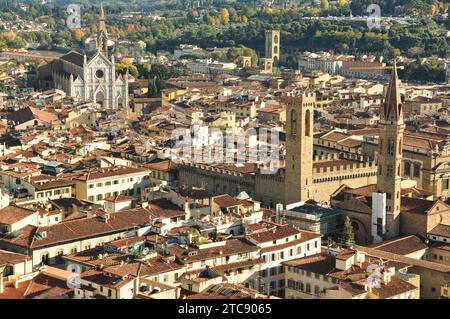 Die Skyline und die Dächer von Florenz Italien vom Glockenturm aus gesehen. Stockfoto