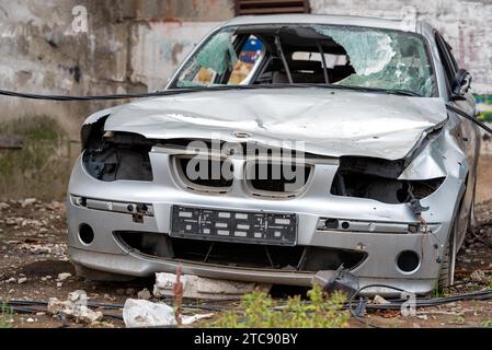 Verlassenes Auto, das von Plünderern auf einer Straße in der Ukraine im Krieg mit Russland gebrochen wurde Stockfoto