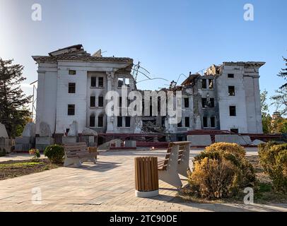 Zerstörte und verbrannte Häuser in der Stadt, Russland, der Ukraine-Krieg Stockfoto