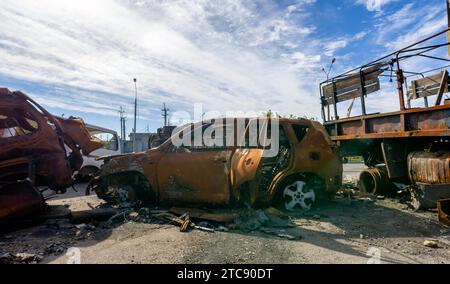 Verbrannter militärischer Panzerwagen auf der Straße des zerstörten Stadtkrieges Ukraine Russland Stockfoto