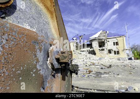 Verbrannter militärischer Panzerwagen auf der Straße des zerstörten Stadtkrieges Ukraine Russland Stockfoto