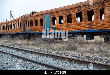 Ausgebrannte, explodierte Wagen Krieg zwischen Russland und der Ukraine Stockfoto