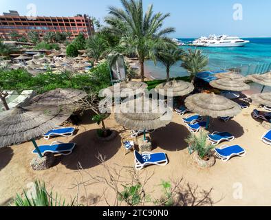 Blick von der Spitze des Strandes mit Regenschirmen von Schilfbooten in Ägypten Stockfoto