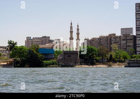 Slumhäuser von Kairo am Ufer des Nils mit einer Brücke und Booten in Ägypten ohne Menschen Stockfoto