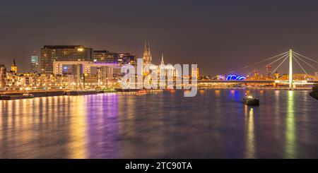 Panorama von der Südbrücke zum Rheinauer Hafen mit Kranhäusern, Dom und Severinsbrücke, Köln, Nordrhein-Westfalen, Deutschland Stockfoto