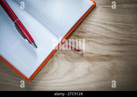 Öffnen Sie Notebook-Biros von oben Stockfoto