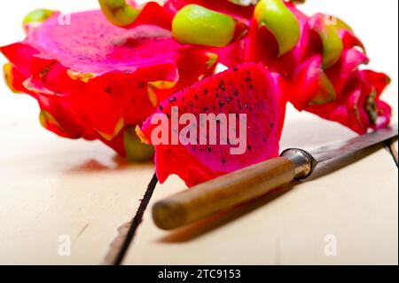 Frische thai-lila Drachenfrucht auf weißem rustikalem Tisch Stockfoto