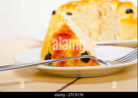 Frisch gebackener Heidelbeerkuchen-Nachtisch auf weißem Holztisch Stockfoto