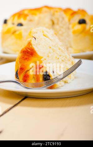 Frisch gebackener Heidelbeerkuchen-Nachtisch auf weißem Holztisch Stockfoto