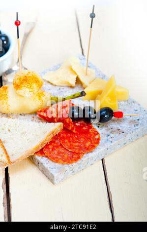 Wurstwaren mit Käse, Salami und frischen Birnen, serviert auf Granitstein Stockfoto